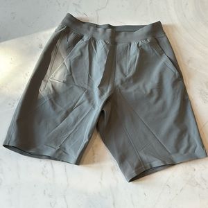 Never worn Lululemon men short 10” inseam
Color gray size M Linerless